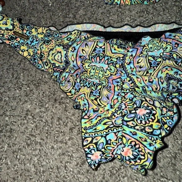 VS multi bikini bundle underwire halter crisscross 32d & Scheeky bottoms,1 ties - Picture 3 of 16